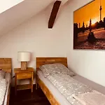 Moderne Im Grünen In Wrn *